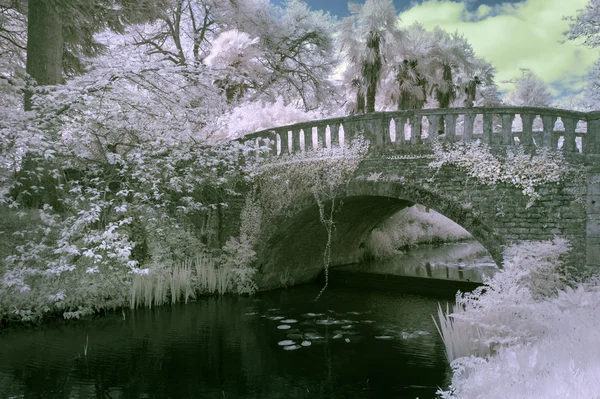 Splendida immagine a infrarossi paesaggio di vecchio ponte sul fiume in co — Foto Stock