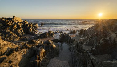 Roc karşı sakin Denizi güzel canlı günbatımı manzara resim
