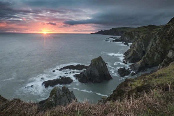 Dramatischer stürmischer Sonnenaufgang über Bullenspitze in Devon Engla — Stockfoto