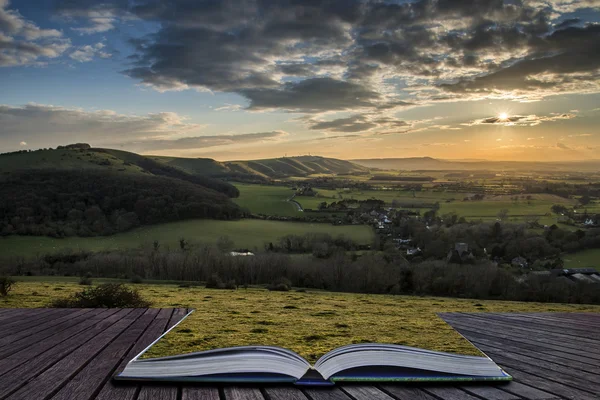 Hermosa imagen del paisaje de la puesta del sol sobre el paisaje rural i — Foto de Stock