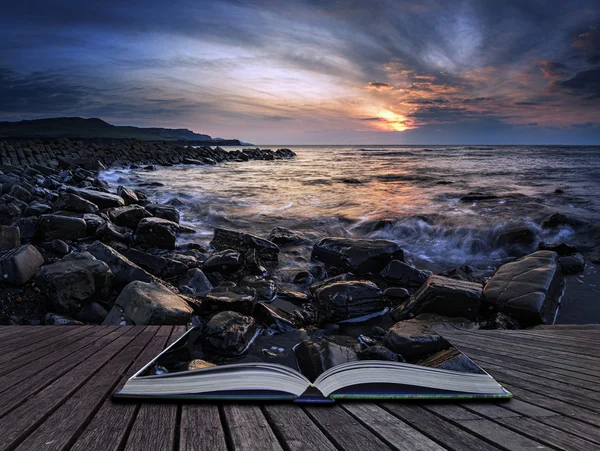ドーセット州の岩の多い海岸線の美しい日没の風景画像 — ストック写真