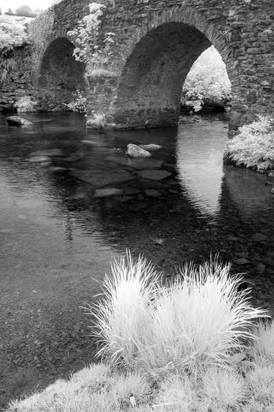 Splendida immagine paesaggistica a infrarossi in bianco e nero del vecchio ponte — Foto Stock