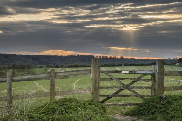 Hermoso paisaje de campo inglés sobre campos al atardecer — Foto de Stock