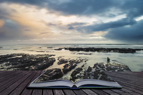 Splendida spiaggia rocciosa tramonto paesaggio lunga esposizione — Foto Stock