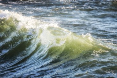 Backlighti ile gün batımında çökmesini dalga okyanus güzel kret