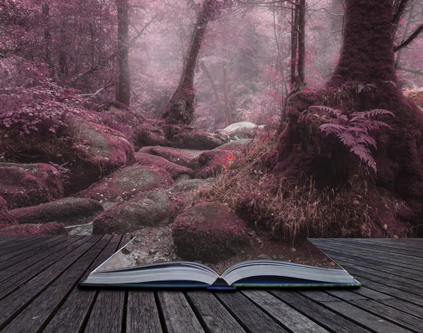 Необычное сюрреалистическое изображение альтернативного цветного леса — стоковое фото
