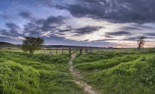 Krásné anglické countrysidepanorama krajina nad poli v — Stock fotografie