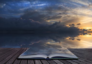 Reflectio ile fırtınalı günbatımı gökyüzü büyük canlı panorama görüntüsü