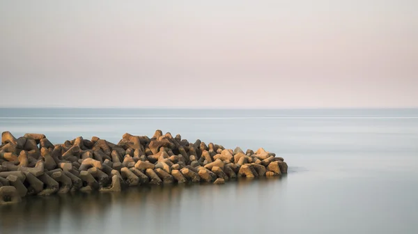 Красивий спокійний пейзаж скелястого витоку в спокійне море — стокове фото