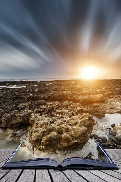 Stunningrocky plaj günbatımı manzara uzun pozlama — Stok fotoğraf