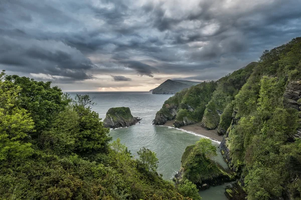 Prachtige dramatische zonsopgang landsape afbeelding van kleine afgelegen cove — Stockfoto