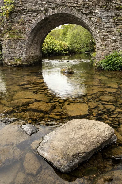 Imagem da paisagem da ponte medieval no cenário do rio em Inglês c — Fotografia de Stock