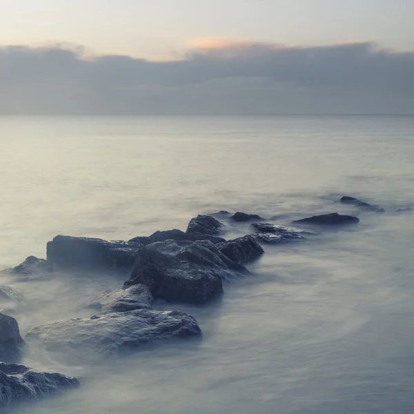 Cruz pacífica processado imagem paisagem de mar calmo sobre rochas — Fotografia de Stock