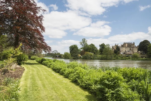 Imagen de paisaje de la antigua casa victoriana vista al otro lado del lago en Sum — Foto de Stock