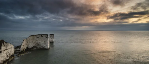 Schöne Sonnenaufgangslandschaft über alten Harry-Felsen im Dornröschenschlaf — Stockfoto