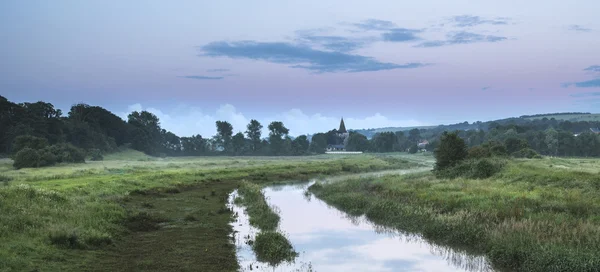 Vackra levande sommar soluppgång över engelska landsbygden landsk — Stockfoto
