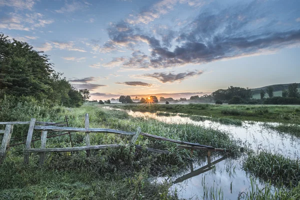 Belo e vibrante nascer do sol de verão sobre as terras rurais inglesas — Fotografia de Stock