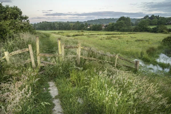 Frumos vibrant Răsărit de vară peste peisajul rural englezesc — Fotografie, imagine de stoc