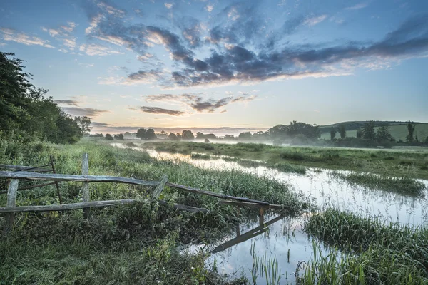 Mooie levendige zomer zonsopgang boven Engels platteland landsc — Stockfoto