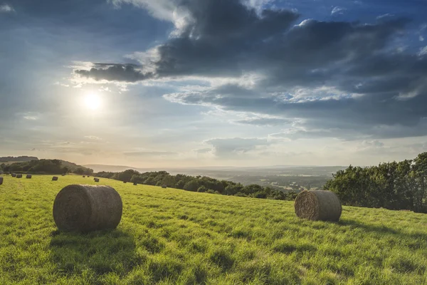 Piękne lato, wibrujący zachód słońca nad countryside krajobraz Fi — Zdjęcie stockowe