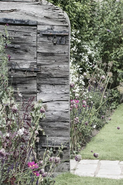 Alte hölzerne Gartentür öffnet sich in schönen Sommergarten fgul — Stockfoto