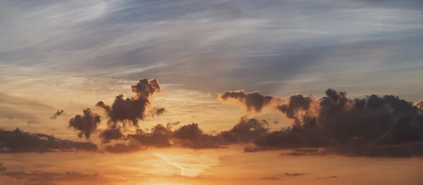 Superbe coucher de soleil d'été sur le paysage rural du champ avec — Photo