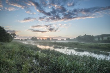 Güzel canlı yaz gündoğumu İngilizce kırsal landsc üzerinde