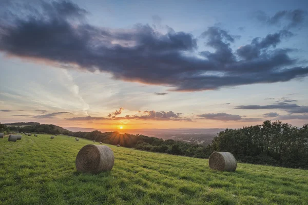 Prachtige zomer bruisende zonsondergang over platteland landschap van fi — Stockfoto