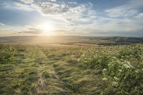 Hermosa imagen pacífica del paisaje del atardecer sobre rodar Inglés c — Foto de Stock