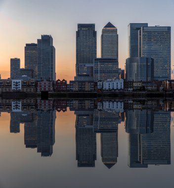 Cityscape peyzaj göl sakin sularına yansıyan gün batımında