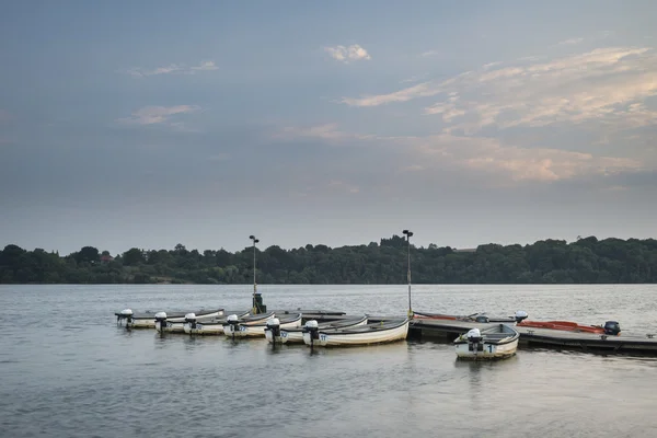 Imagen de paisaje al atardecer de embarcaciones de recreo amarradas en embarcadero en la — Foto de Stock