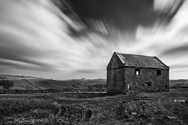 Splendida esposizione a lungo paesaggio bianco e nero della barra abbandonata — Foto Stock