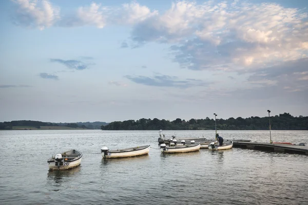 Image de paysage au coucher du soleil de bateaux de loisirs amarrés sur la jetée à la — Photo