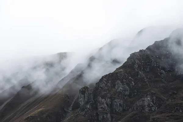 Fantastisk Dramatisk Lake District Landskap Bild Tjockt Lågt Moln Hängande — Stockfoto