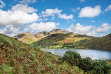 İngiltere 'nin en yüksek dağı Scafell Pike' ın büyüleyici göl bölgesindeki güzel yaz manzarası 