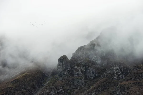 Superbe Image Spectaculaire Paysage District Lac Épais Nuages Bas Suspendus — Photo