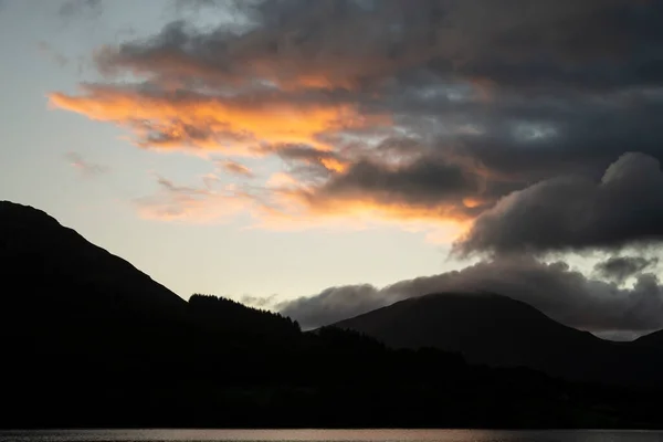 Impresionante Imagen Del Paisaje Del Amanecer Mirando Través Loweswater Distrito —  Fotos de Stock