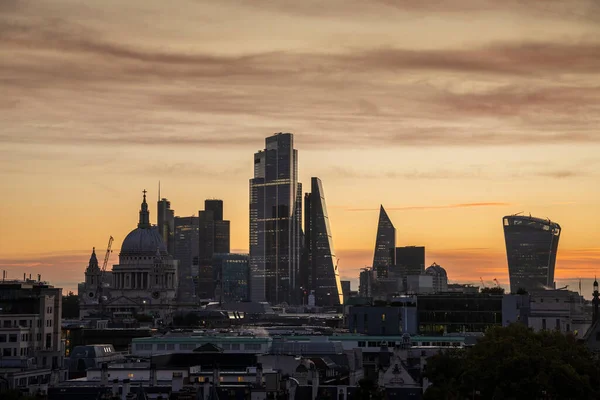 カラフルな秋の日の出の間に英国のロンドンの壮大な風景の街並みスカイラインイメージ — ストック写真