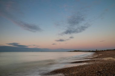 İngiliz Güney Sahili 'nin sahil manzarasında çarpıcı bir güneş doğuyor.