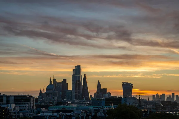 カラフルな秋の日の出の間に英国のロンドンの壮大な風景の街並みスカイラインイメージ — ストック写真