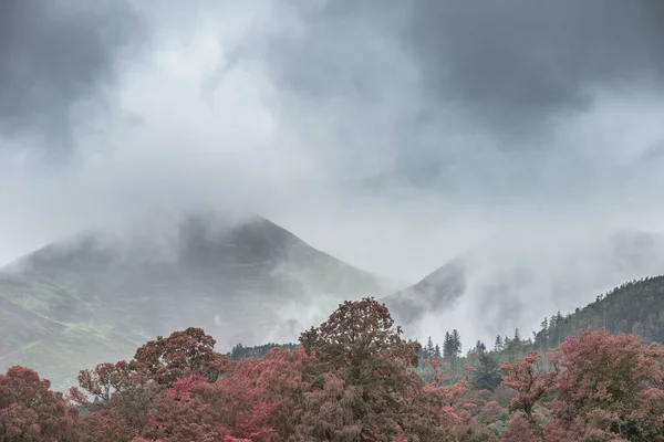 레이크 디스트릭트에서 여름늦은 아침에 꼭대기에 구름이 아름다운 산봉우리들의 — 스톡 사진