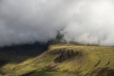 İngiltere 'nin en yüksek dağı Scafell Pike' ın zirvesinde alçak bulutların muhteşem manzarası.