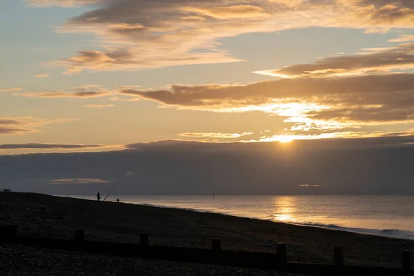 在英国南部海岸的海滩景观上 令人叹为观止的日出 — 图库照片