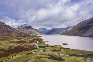 Yazın sonlarında Wast Water Vadisi 'nde dağ manzaralı Göl Bölgesi üzerinde insansız hava aracı uçurmak hayret verici bir bakış açısı.