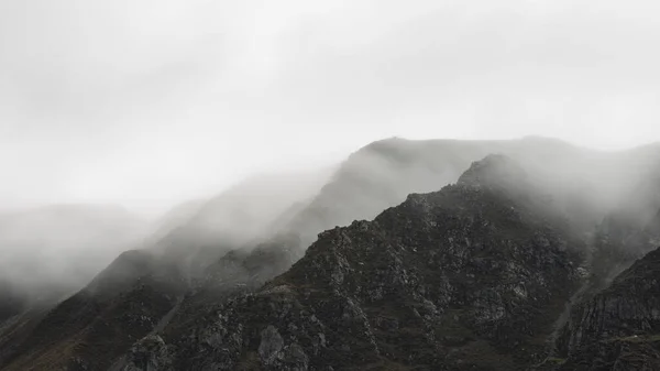 Fantastisk Dramatisk Lake District Landskap Bild Tjockt Lågt Moln Hängande — Stockfoto