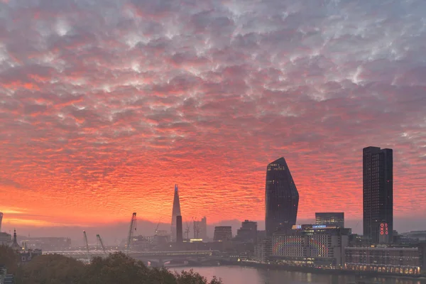 Epic Sunrise London City Skyline Stunning Sky Formations Iconic Landmarks — Foto de Stock