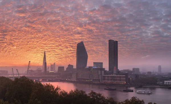Episk Soluppgång Över London City Skyline Med Fantastiska Himmel Formationer — Stockfoto
