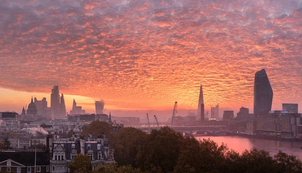 Epicki Wschód Słońca Nad Panoramą Londynu Oszałamiającymi Formacjami Nieba Nad — Zdjęcie stockowe