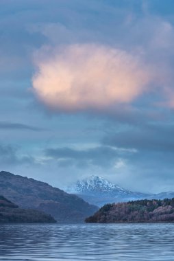 Lomond Gölü 'nün karşısındaki güzel manzara İskoç Highlands' taki Ben Lui dağ zirvesine bakıyor.