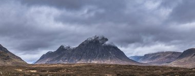 Buachaille Etive Mor ve River Etive 'in destansı dramatik manzarası İskoçya' da bir kış sabahı karamsar gökyüzü ve aydınlatma ile